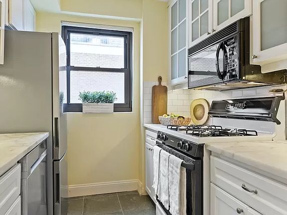 3rd image of 201 E 83rd St APT 17F