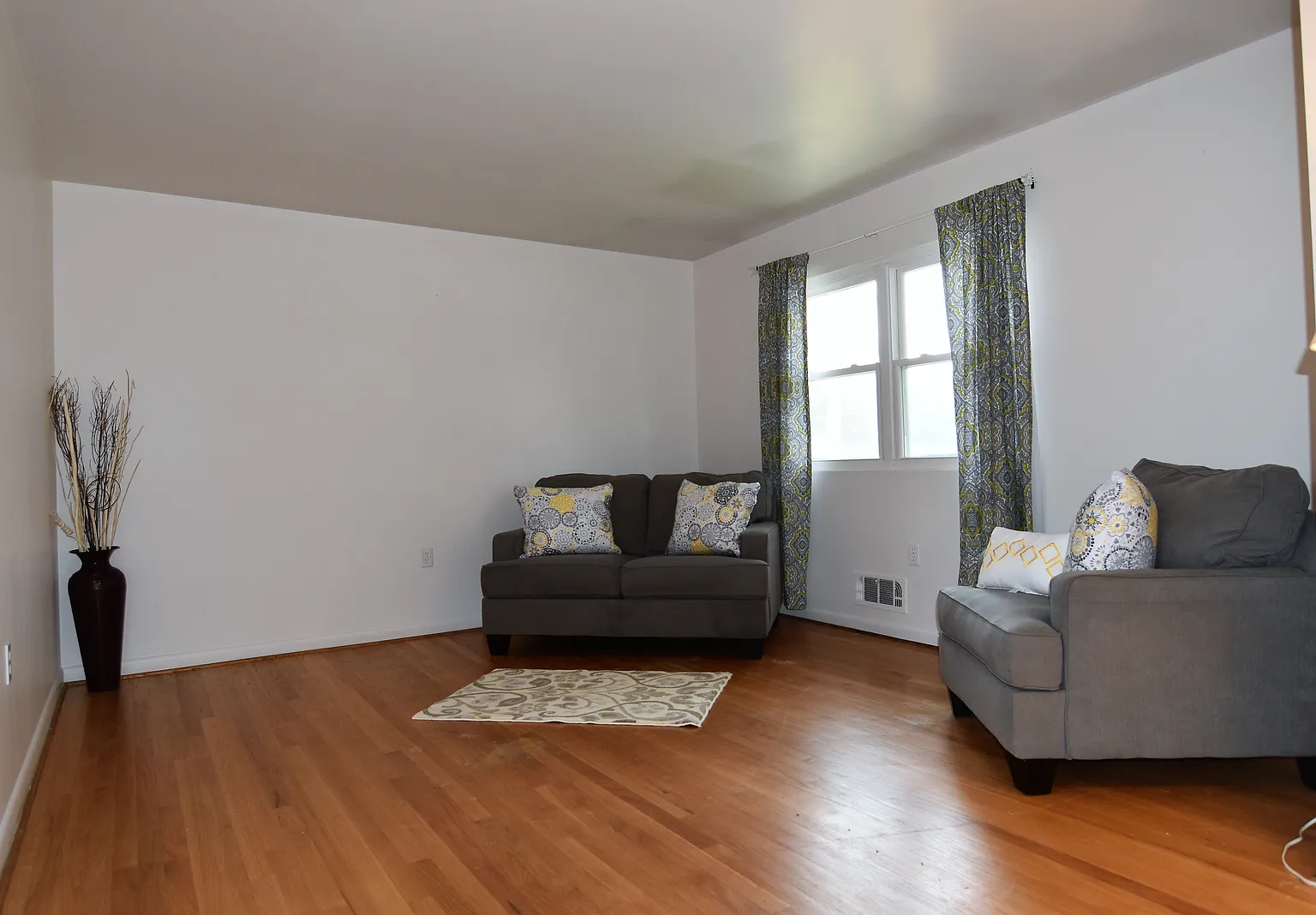 186 Riviera Dr photo 1