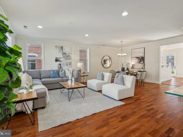 202 Commodore Ct, Philadelphia, PA 19146