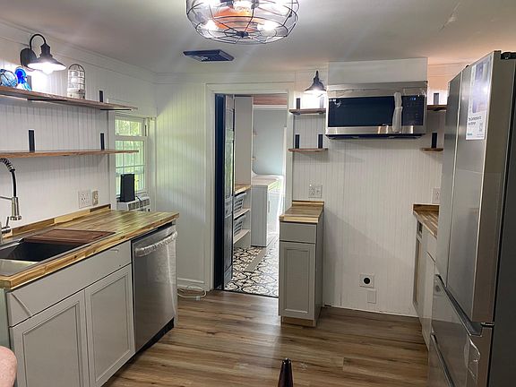 3rd image of 35 Saluda Ln