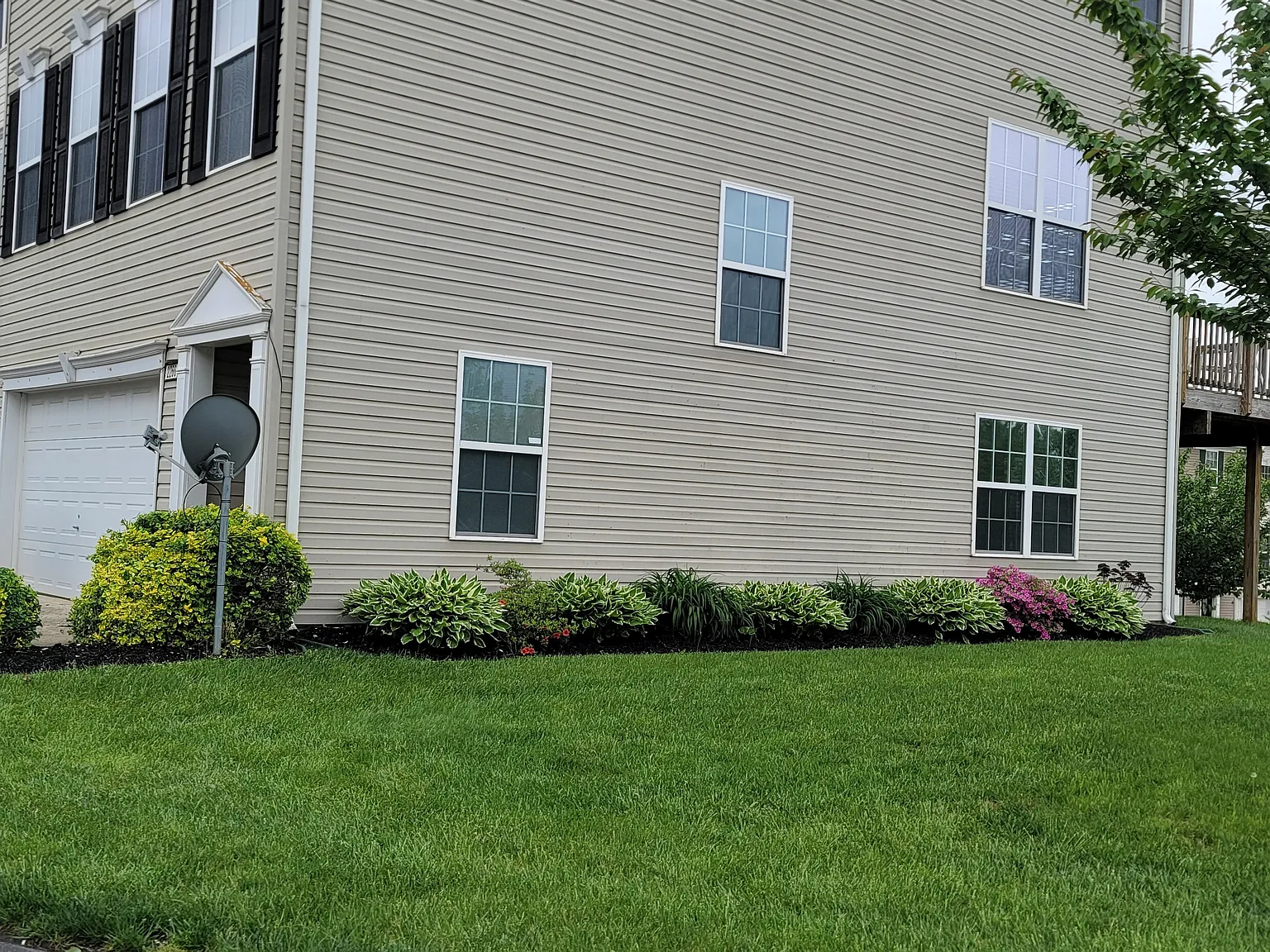 3 bed, 3.5 bath, 2373 sqft, $2,300 — Photo 2