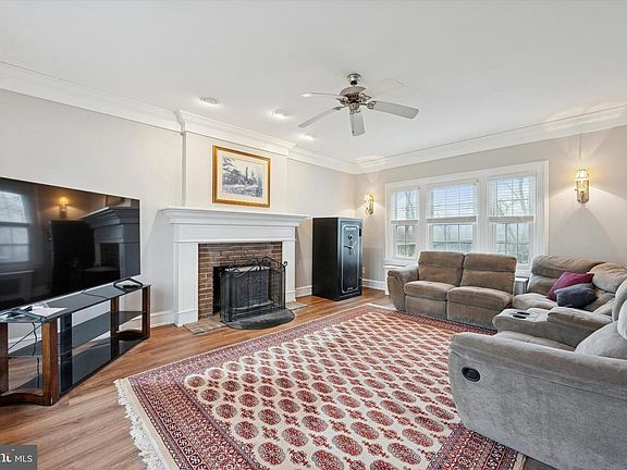 3rd image of 1818 S Creek Rd