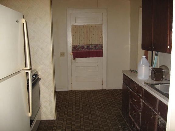 4th image of 806 N Oak St