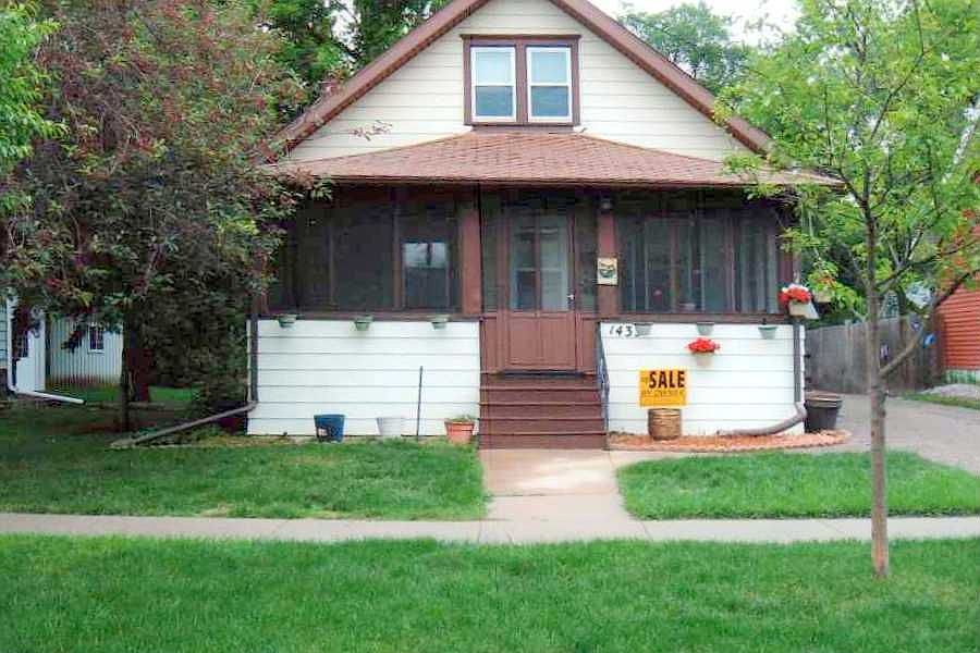 Curb view of front
