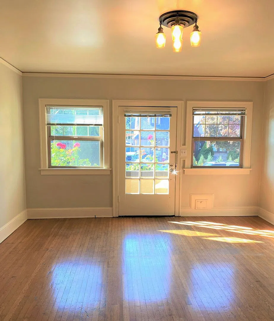 Spanish-Style Apartment Close to Belmont/Laurelhurst Located on Famous Peacock Lane! Loaded with ... — Photo 3