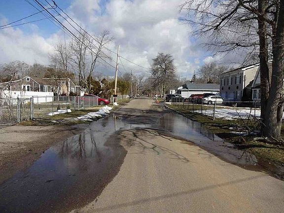 5th image of 90 Laurelton Dr