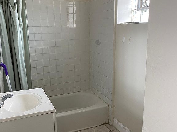 4th image of 3126 S Wells St #3R