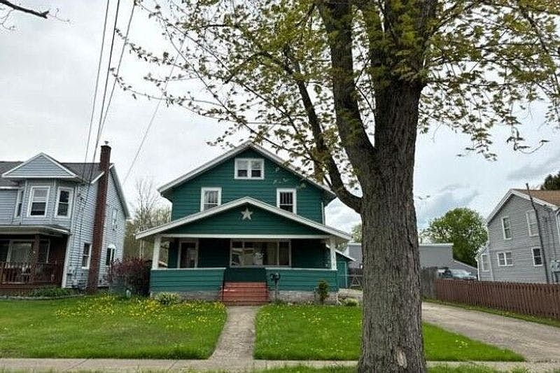 1st image of 107 S Main St