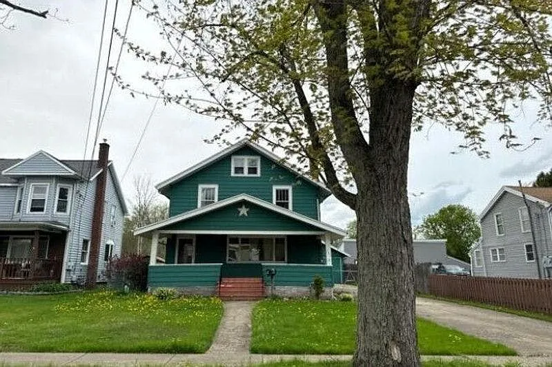 107 S Main St photo 1