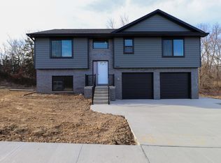 2865 Helen Ridge Ct, Dubuque, IA 52001