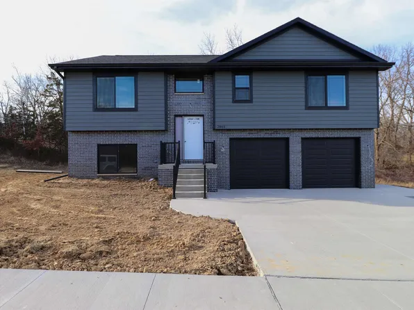 2865 Helen Ridge Ct, Dubuque, IA 52001