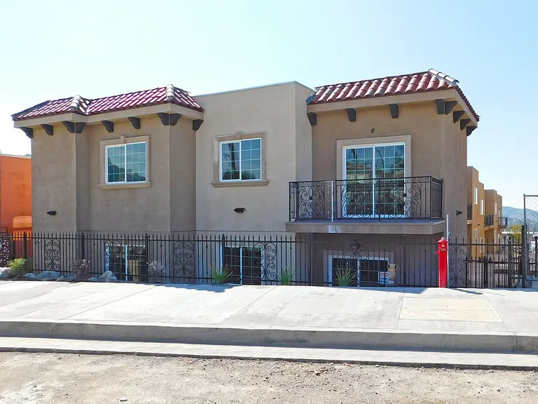 10211-10215 Tujunga Canyon Blvd — Photo 4