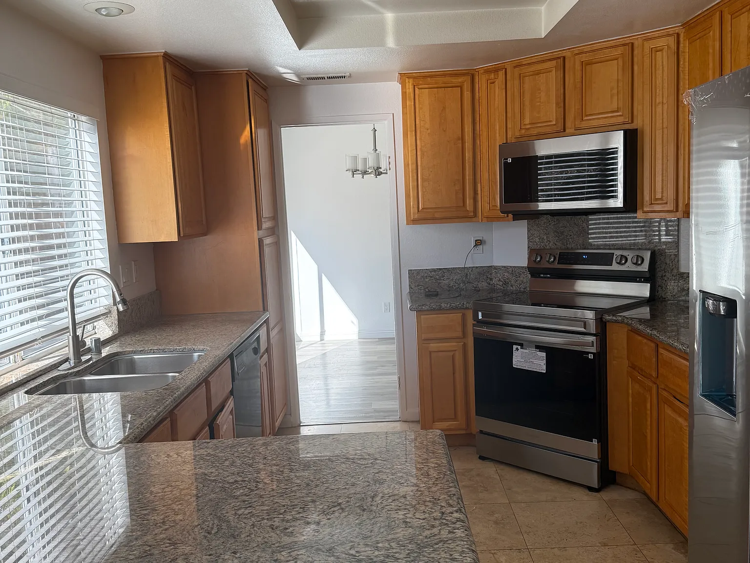 4 bed, 2.5 bath, 1960 sqft, $4,895 — Photo 3