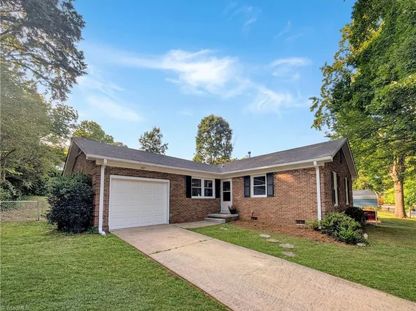 307 Foxcroft Dr, Winston Salem, NC 27103