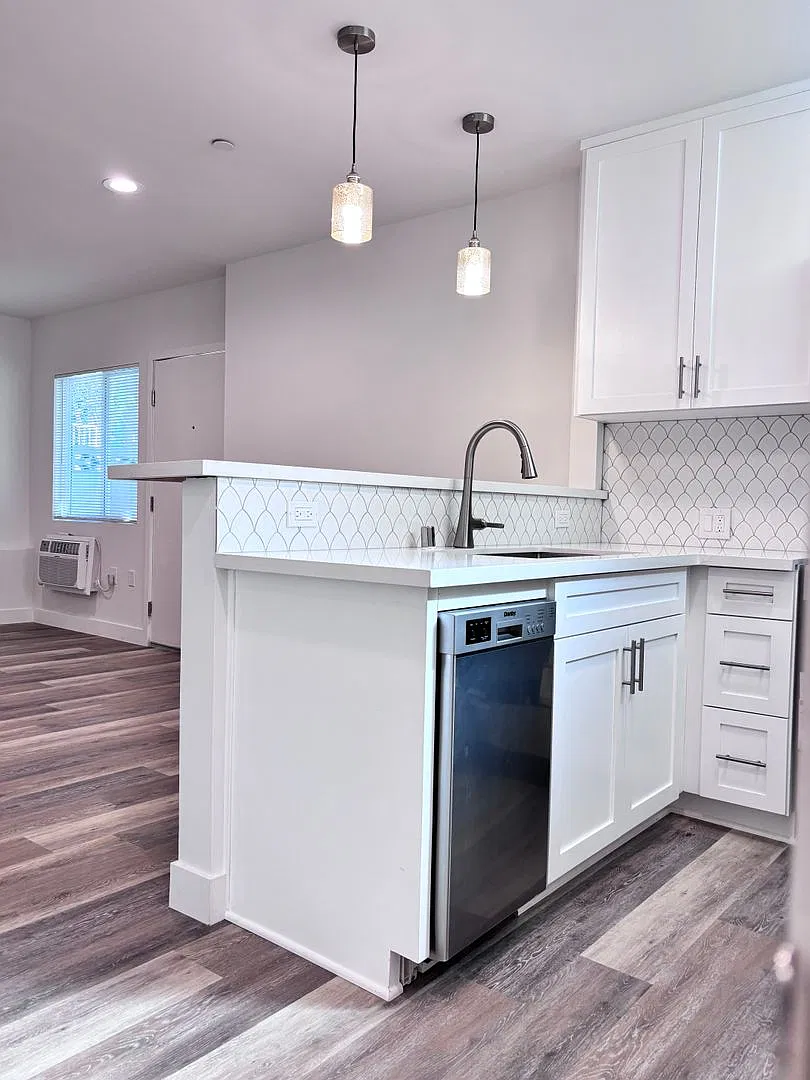 125 South Croft Avenue (6610) — Photo 4