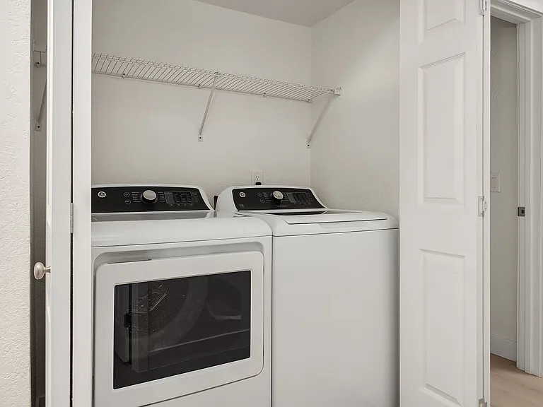 Wellington Place Apartments — Photo 44