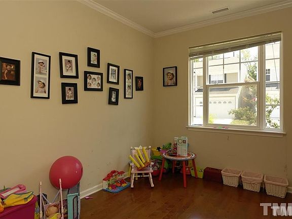 5th image of 622 Abbey Hall Way