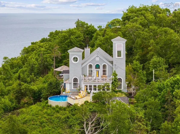 4 York Redoubt Cres, Halifax, NS B3V 1L7