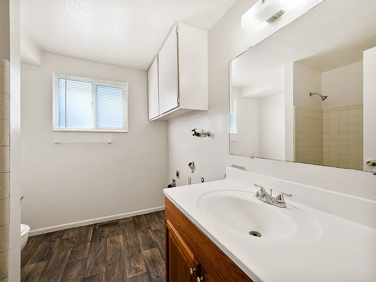 255 E 500 N — Photo 17