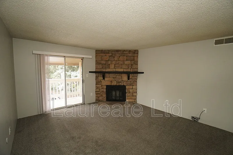 2 bed, 2.0 bath, 904 sqft, $1,695 — Photo 2