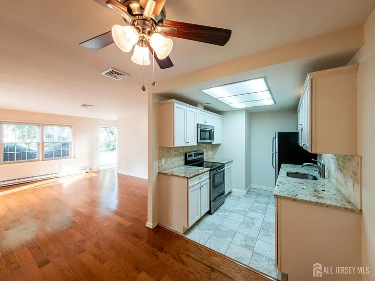 227 Manchester Ln — Photo 6