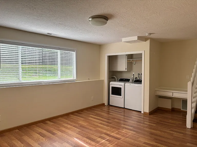 Bonus room with washer and dryer