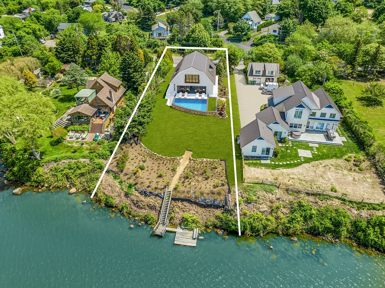 Waterfront Luxury Rental | Brand New Everything with Style — Photo 2