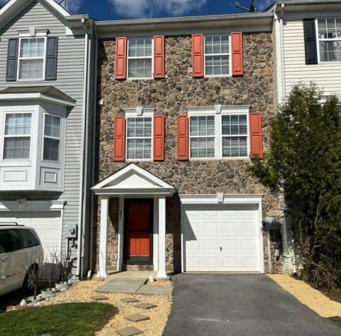 3 bed, 2.5 bath, 2460 sqft, $2,400 — Photo 2