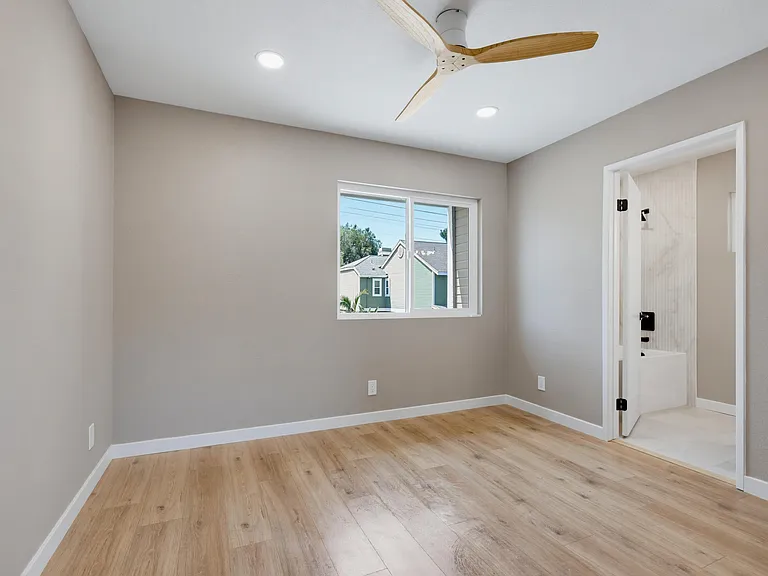 54 Sandalwood — Photo 36