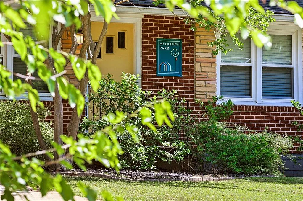3 bed, 2.0 bath, 1320 sqft, $2,700 — Photo 2