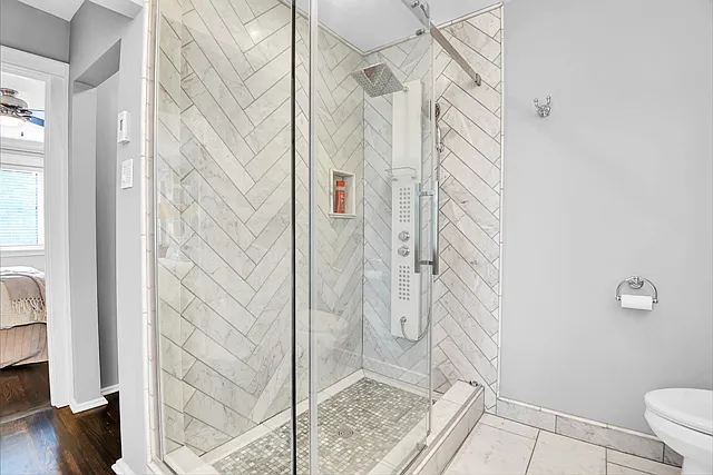 552 Queen Elizabeth Driveway — Photo 9
