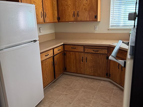 4th image of 475 Encinal Ave #F