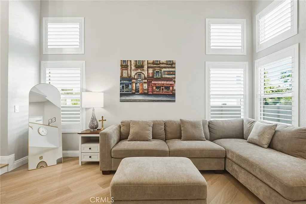 4 bed, 2290 sqft, $8,700 — Photo 4