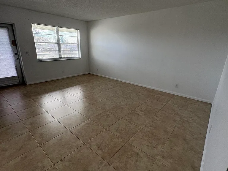 163 Somerset Cres #H — Photo 6