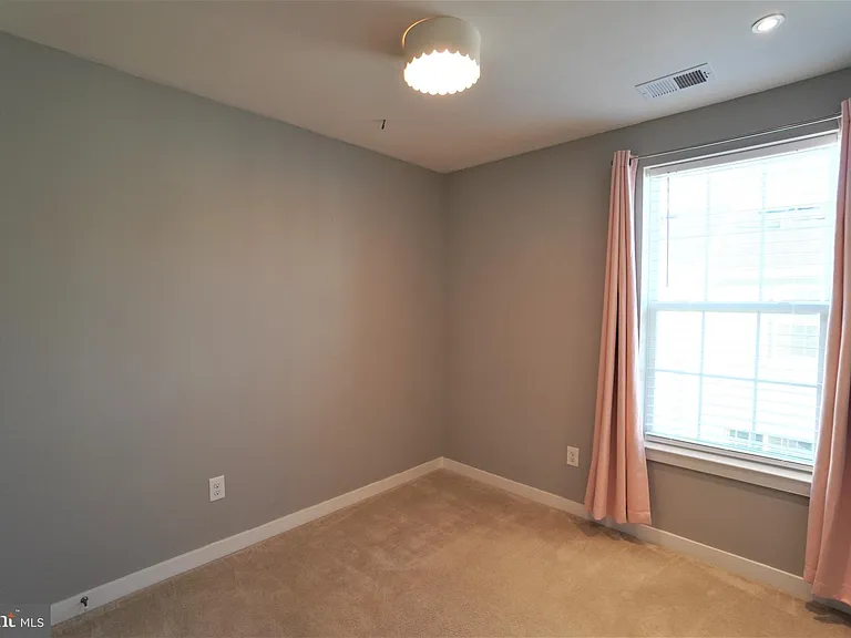 6 Manchester Dr — Photo 32