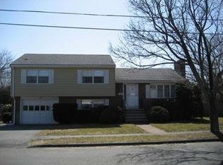 8 Newton Dr, Peabody, MA 01960