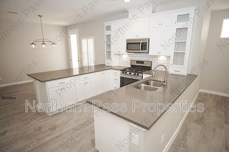 3 bed, 2.0 bath, 1490 sqft, $1,885 — Photo 2