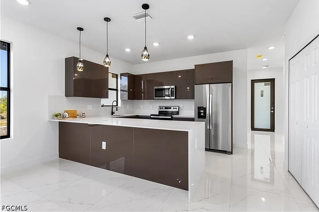 3 bed, 2.0 bath, 1324 sqft, $2,000 — Photo 3