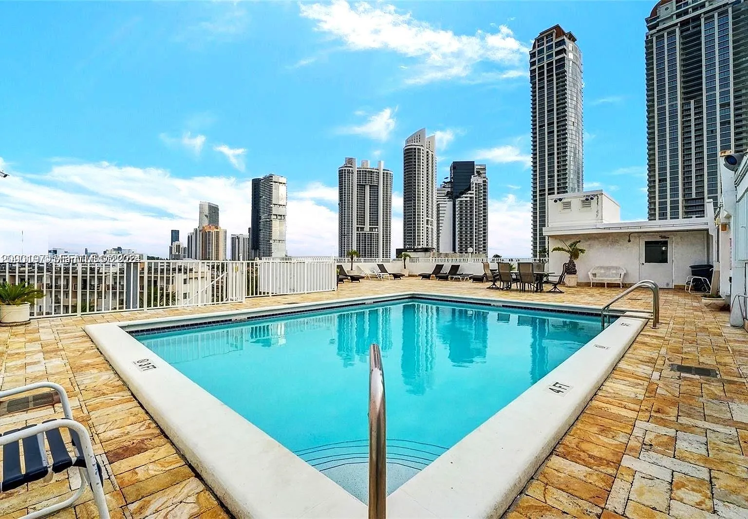 Towne Royale Condo — Photo 4