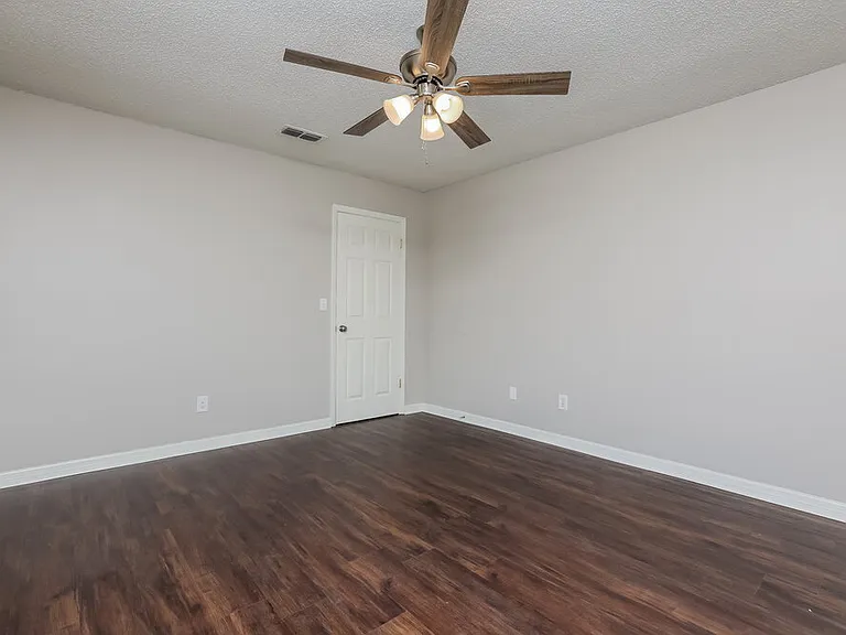 1833 Iroquois Dr — Photo 8