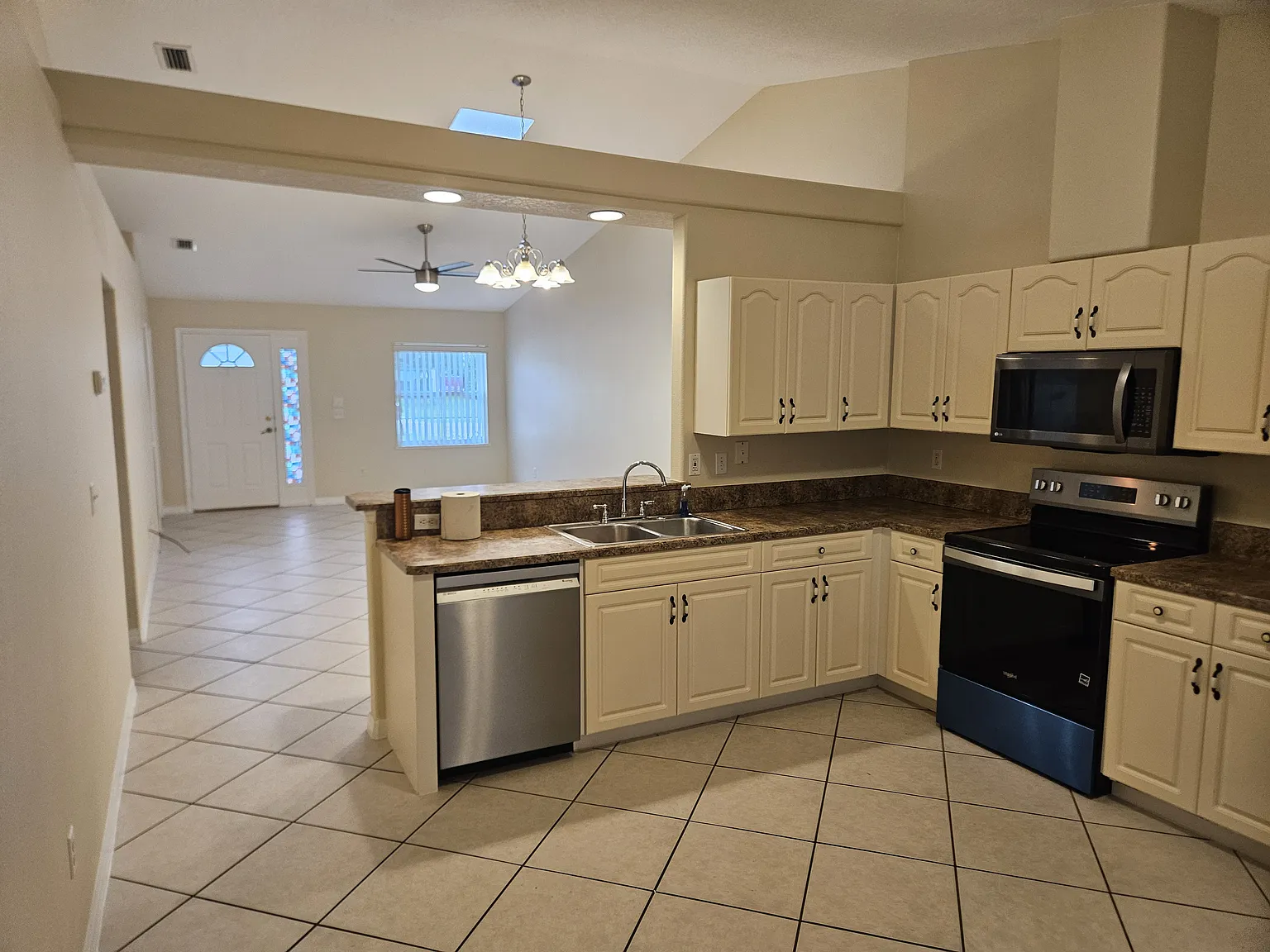 3 bed, 1360 sqft, $1,600 — Photo 3