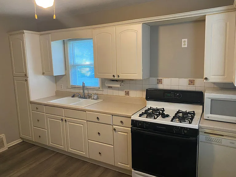 2928 S Northern Blvd — Photo 3