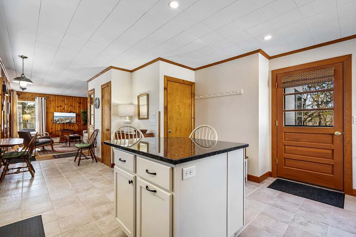 2 bed, 777 sqft, $2,100 — Photo 1