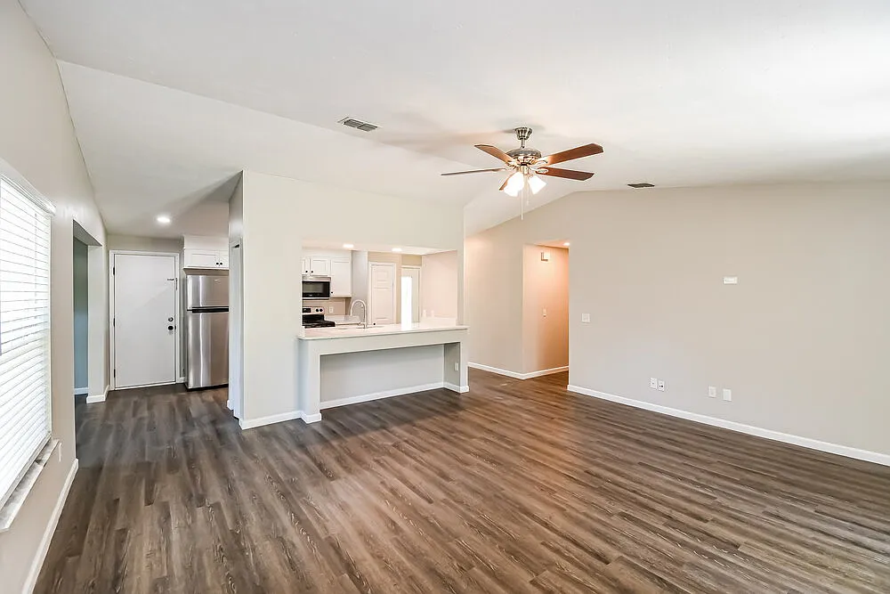 3 bed, 2.0 bath, 1500 sqft, $1,770 — Photo 3