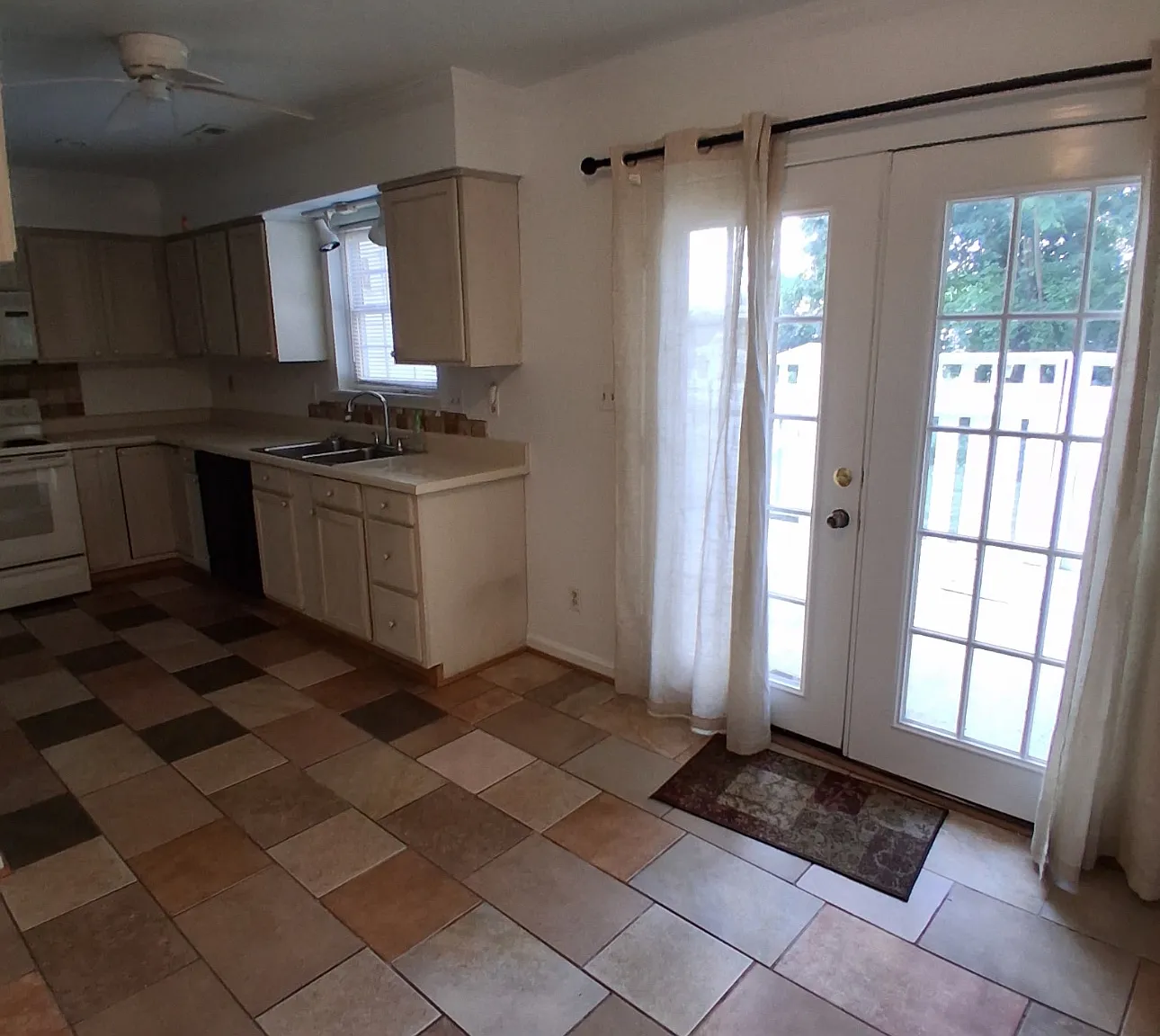 3 bed, 1.5 bath, 1261 sqft, $1,800 — Photo 2