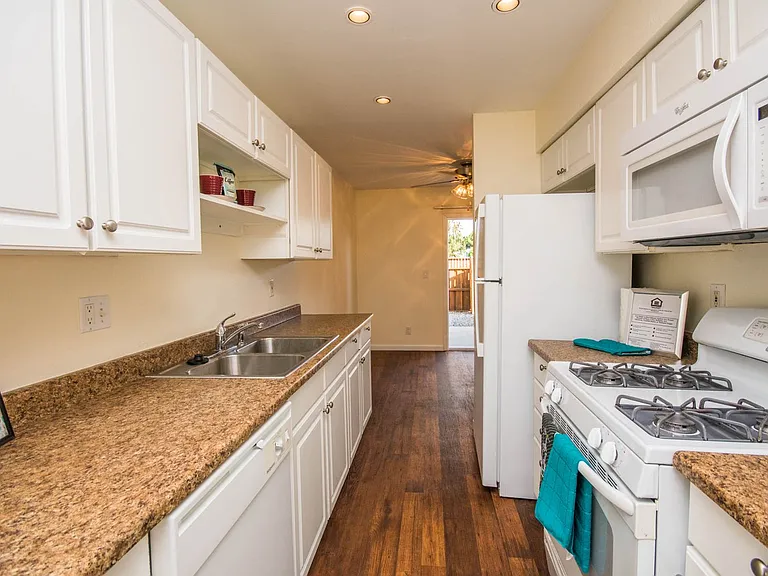 Breakwater Townhomes — Photo 12