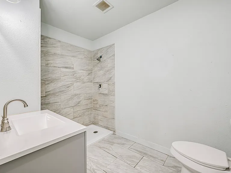 1131 W Johnson St — Photo 13