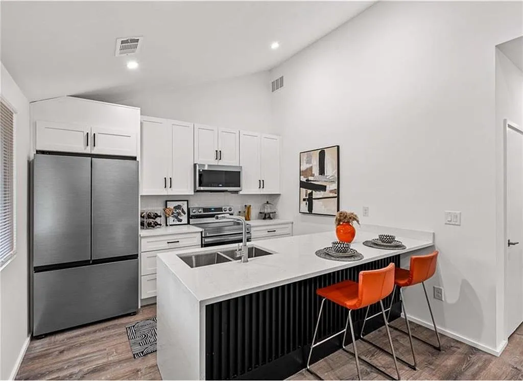 3 bed, 1200 sqft, $2,500 — Photo 2