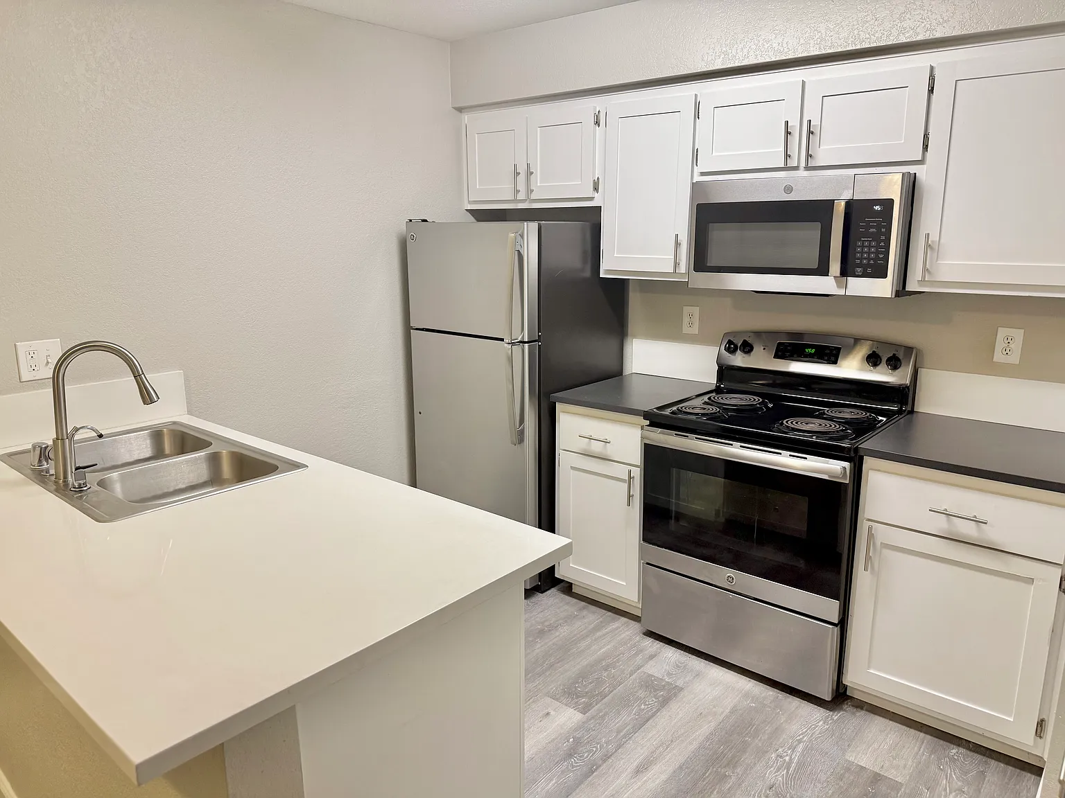 2 bed, 930 sqft, $1,995 — Photo 2