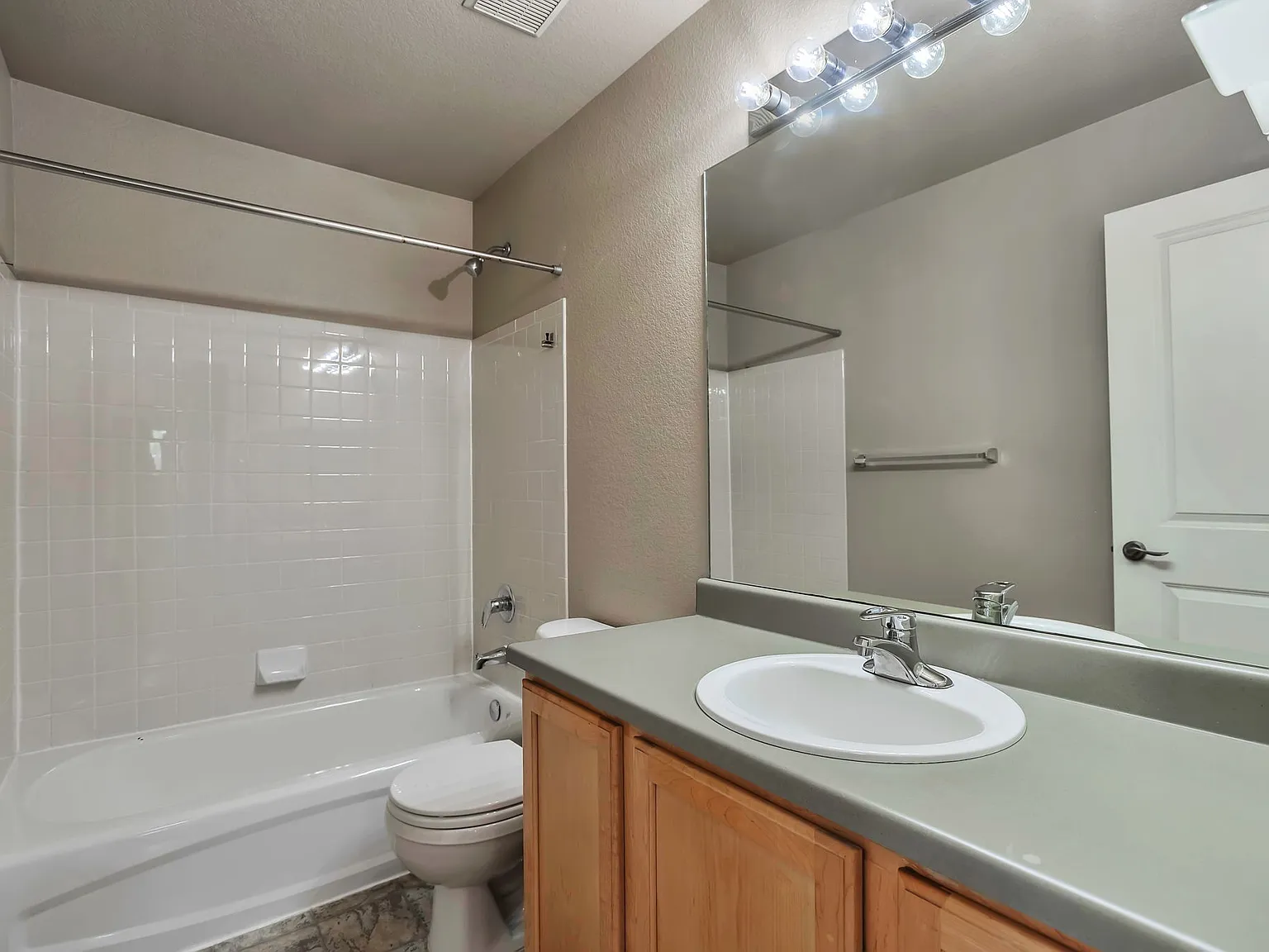 2 bed, 2.5 bath, 1462 sqft, $2,450 — Photo 2